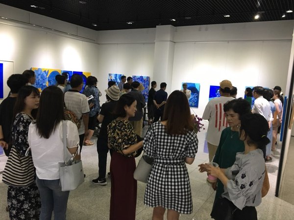 한국천연염색박물관 7월 특별전에 관람중인 관람객들 모습
