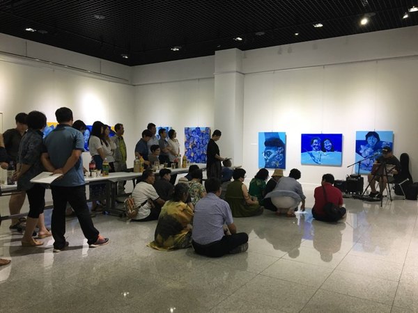 한국천연염색박물관 7월 특별전에 관람중인 관람객들 모습